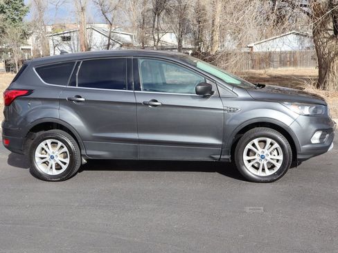 Used 2019 Ford Escape SE image 3