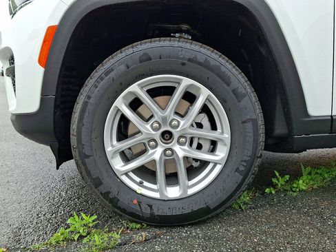 New 2026 Jeep Grand Cherokee Laredo AWD/4WD image 4