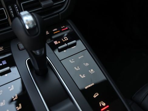 Certified 2025 Porsche Macan AWD/4WD image 27