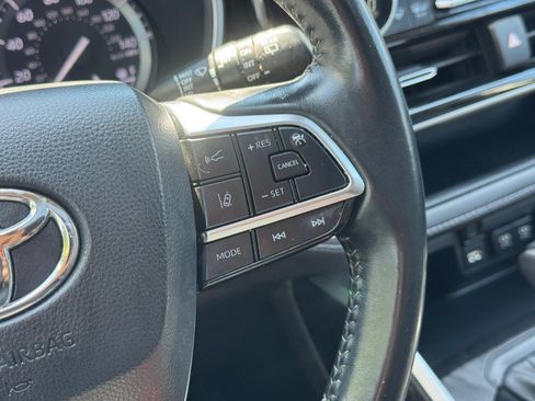 Used 2021 Toyota Highlander XLE AWD/4WD image 48