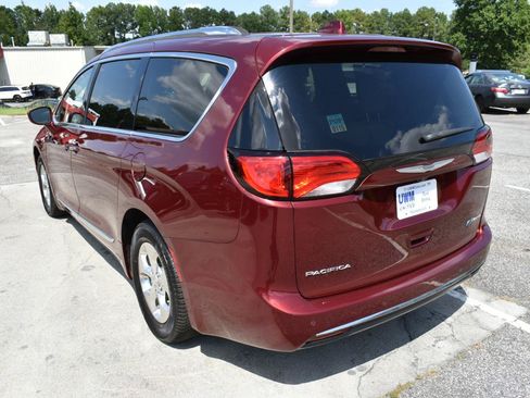 Used 2018 Chrysler Pacifica Touring-L FWD image 8