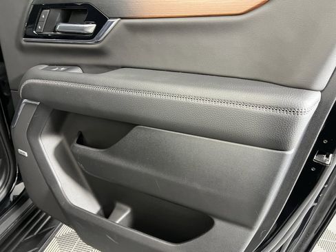 Used 2025 GMC Yukon XL Denali image 32