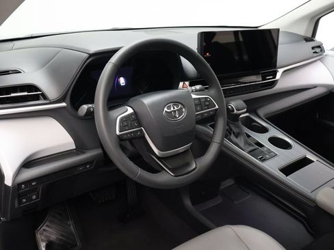 Used 2026 Toyota Sienna XLE FWD image 15