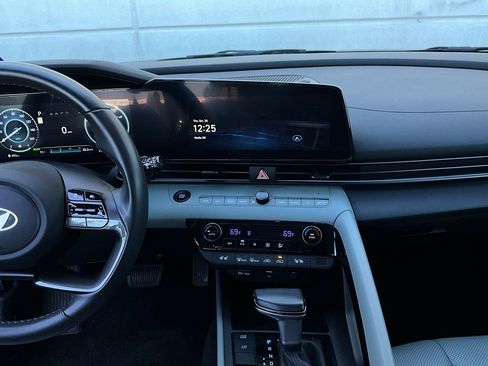 Used 2025 Hyundai Elantra Limited image 14