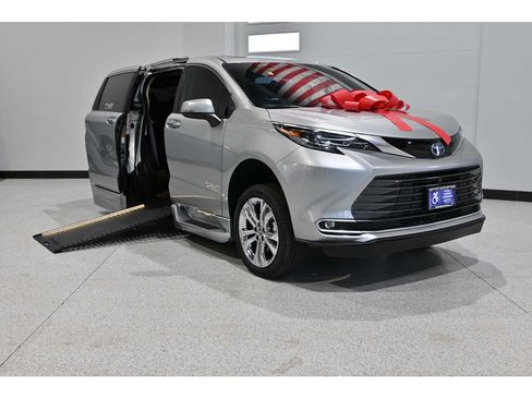 Used 2024 Toyota Sienna Platinum FWD image 2