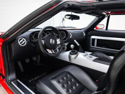 Used 2005 Ford GT image 2