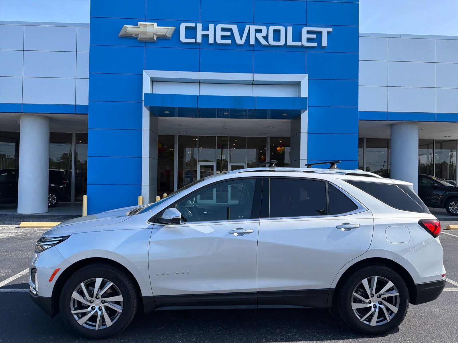 Used 2022 Chevrolet Equinox Premier AWD/4WD image 2
