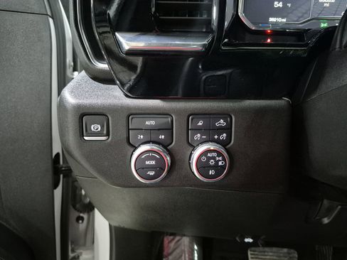 Certified 2025 GMC Sierra 1500 SLT image 18