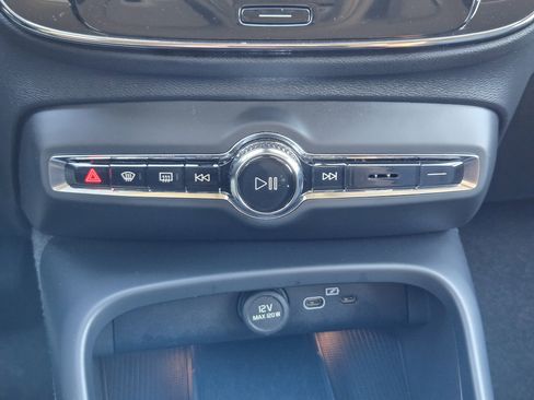 Used 2024 Volvo XC40 B5 Core image 28