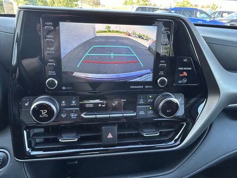 Used 2020 Toyota Highlander XLE AWD/4WD image 29