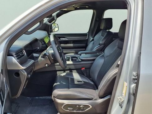 Used 2024 Jeep Wagoneer L Series II w/ Flexible Seating Group AWD/4WD image 23