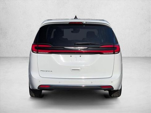 Used 2024 Chrysler Pacifica Touring-L image 7
