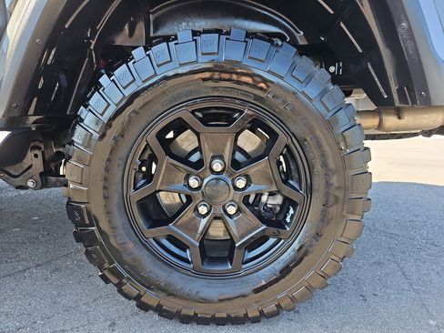 Used 2023 Jeep Gladiator Willys image 33