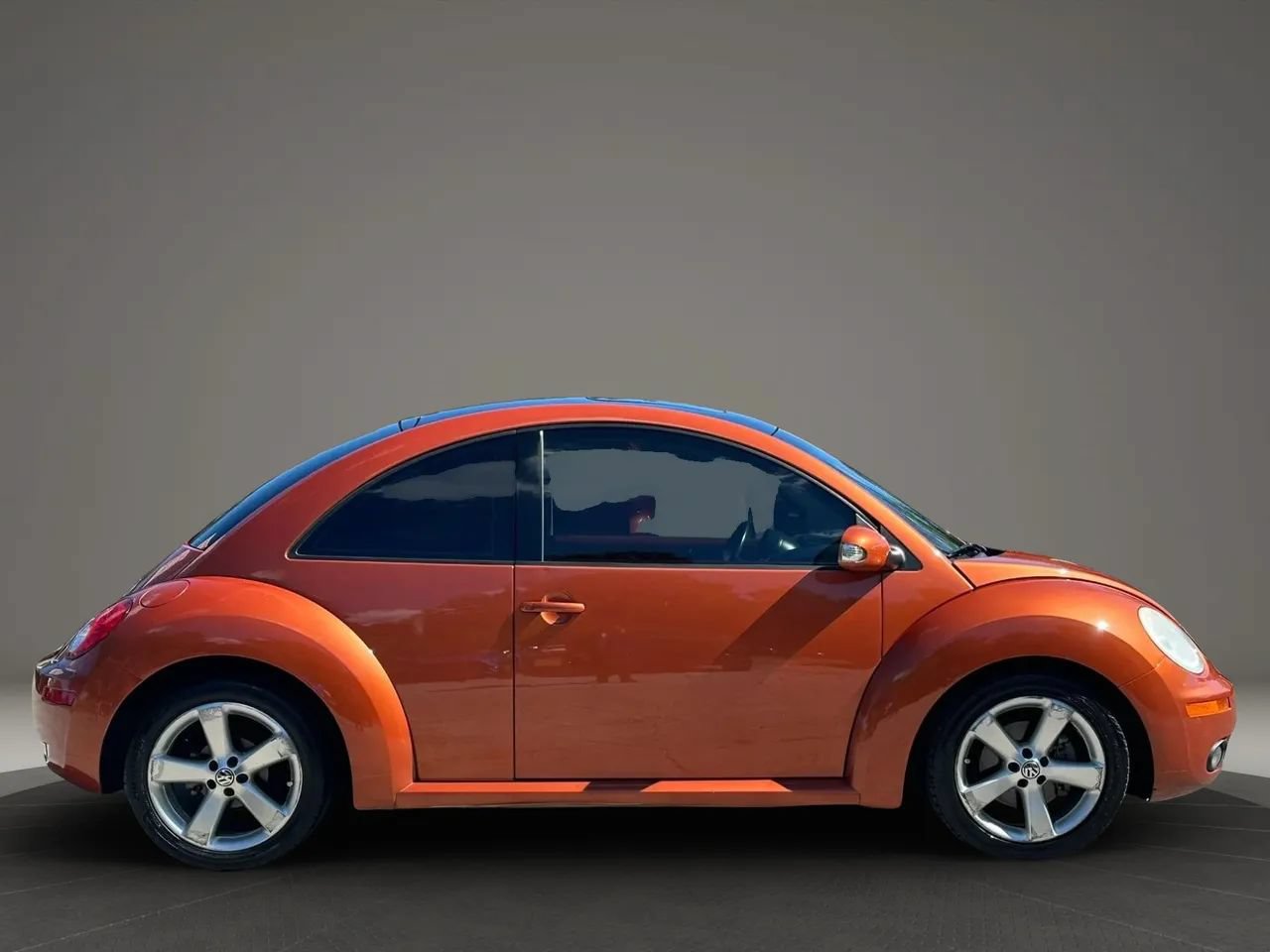 Used 2010 Volkswagen Beetle Final Edition FWD image 2