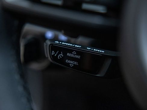 Used 2024 Porsche 911 Carrera w/ Premium Package image 39