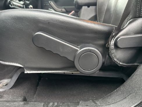 Used 2018 Jeep Wrangler Unlimited Sahara image 15