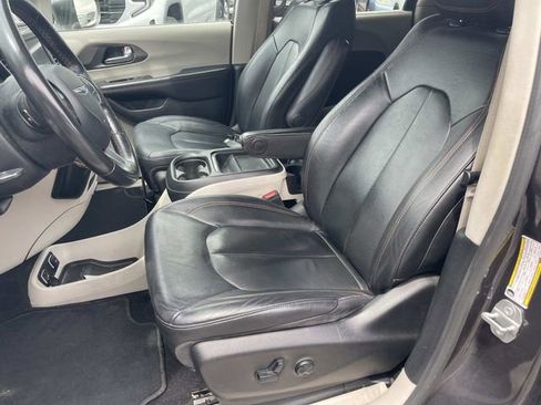 Used 2020 Chrysler Pacifica Touring-L FWD image 25