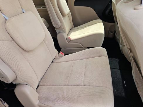 Used 2014 Dodge Grand Caravan SXT image 18