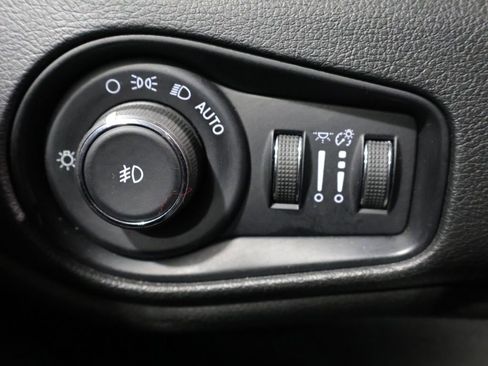 Used 2018 Jeep Renegade Trailhawk w/ Cold Weather Group II image 31