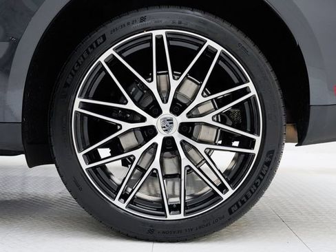 Certified 2025 Porsche Macan AWD/4WD image 41