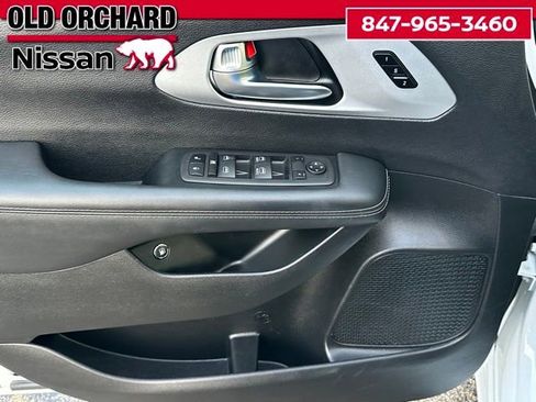 Used 2024 Chrysler Pacifica Limited FWD image 11