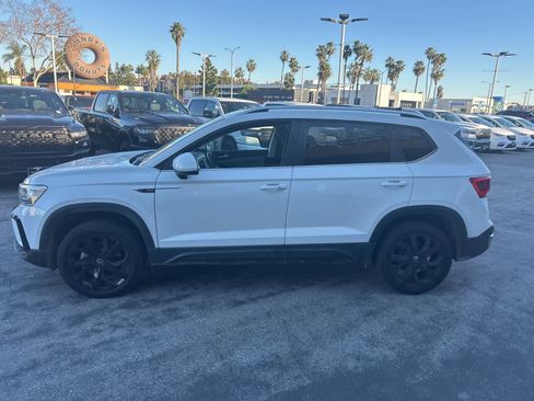 Used 2024 Volkswagen Taos SE image 3