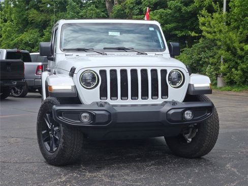 Used 2023 Jeep Wrangler Unlimited Sahara AWD/4WD image 3