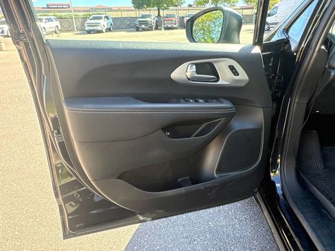Used 2023 Chrysler Pacifica Touring-L w/ S Appearance Package FWD image 12