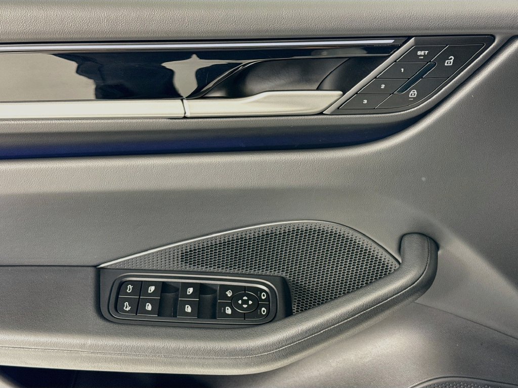 Certified 2025 Porsche Macan Electric RWD image 11