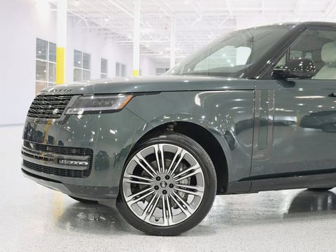 Used 2025 Land Rover Range Rover SE AWD/4WD image 3
