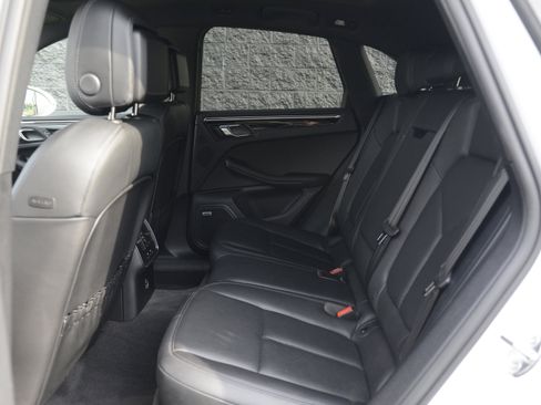 Certified 2022 Porsche Macan S AWD/4WD image 31