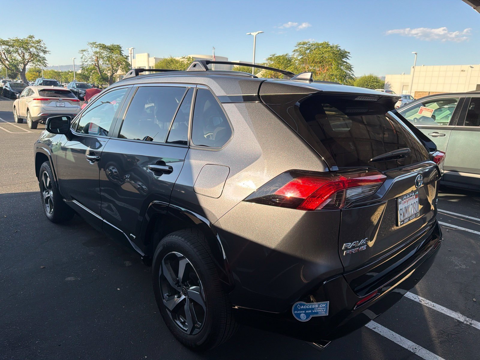 Used 2021 Toyota RAV4 SE w/ Weather & Moonroof Package AWD/4WD image 5