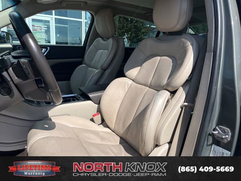 Used 2017 Lincoln Continental Select FWD image 5
