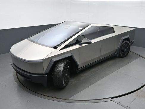 Used 2024 Tesla Cybertruck AWD Crew Cab image 32