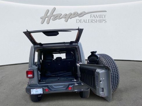 Used 2022 Jeep Wrangler Unlimited Sahara w/ Cold Weather Group AWD/4WD image 5