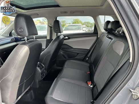 Used 2022 Volkswagen Taos SE w/ Panoramic Sunroof Package AWD/4WD image 10
