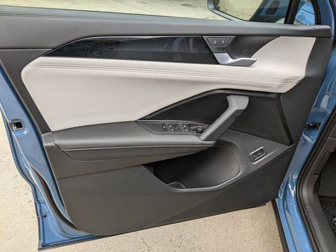 New 2025 Volkswagen Tiguan SE image 9