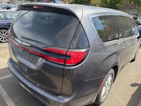 Used 2023 Chrysler Pacifica Touring-L image 9