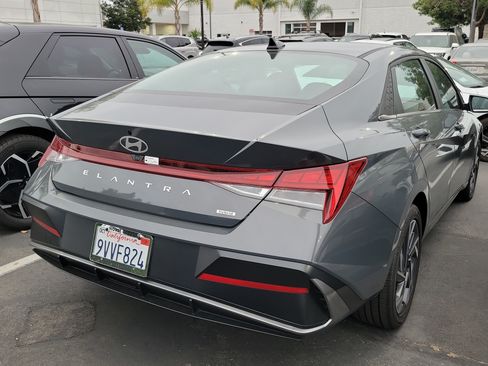 Used 2025 Hyundai Elantra Limited FWD image 4