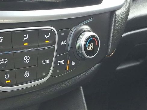 Used 2020 Chevrolet Traverse LT w/ Driver Confidence II Package image 18