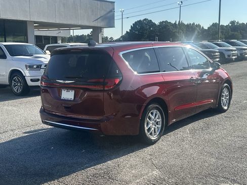 Used 2023 Chrysler Pacifica Touring-L FWD image 3