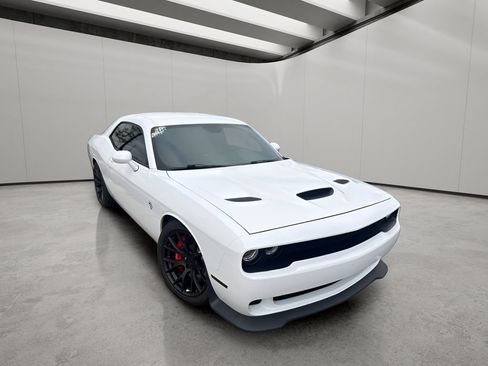 Used 2016 Dodge Challenger SRT Hellcat RWD image 4