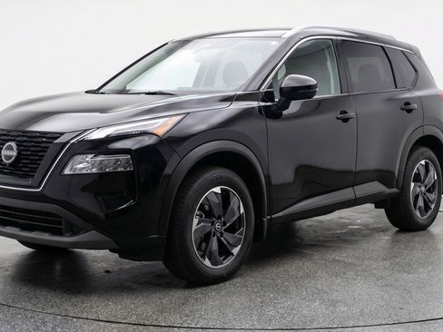 Used 2025 Nissan Rogue SV image 3