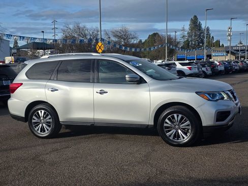 Used 2018 Nissan Pathfinder SV image 3