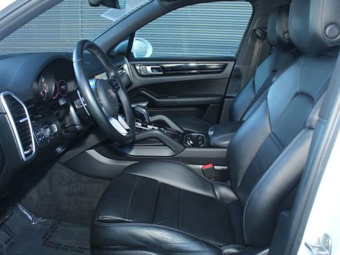 Certified 2022 Porsche Cayenne image 5
