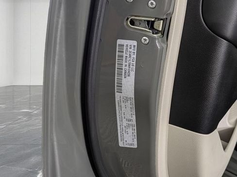 Used 2022 Chrysler Pacifica Touring-L w/ Uconnect Theater Family Group FWD image 32
