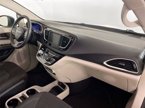 Used 2022 Chrysler Voyager LX image 28