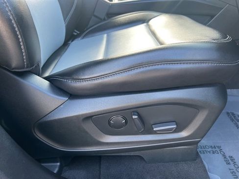 Used 2022 Ford Explorer XLT w/ Equipment Group 202A image 11