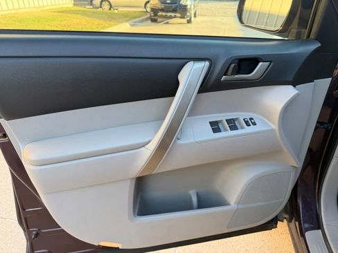 Used 2011 Toyota Highlander SE image 24