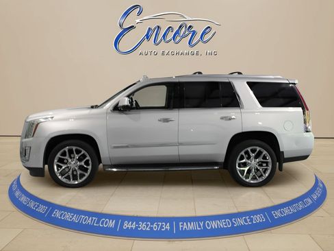 Used 2017 Cadillac Escalade Premium Luxury AWD/4WD image 2